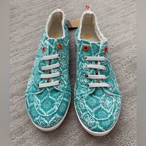 NWT—Vionic Beach Sneakers, Turquoise Green/Teal, 9.5